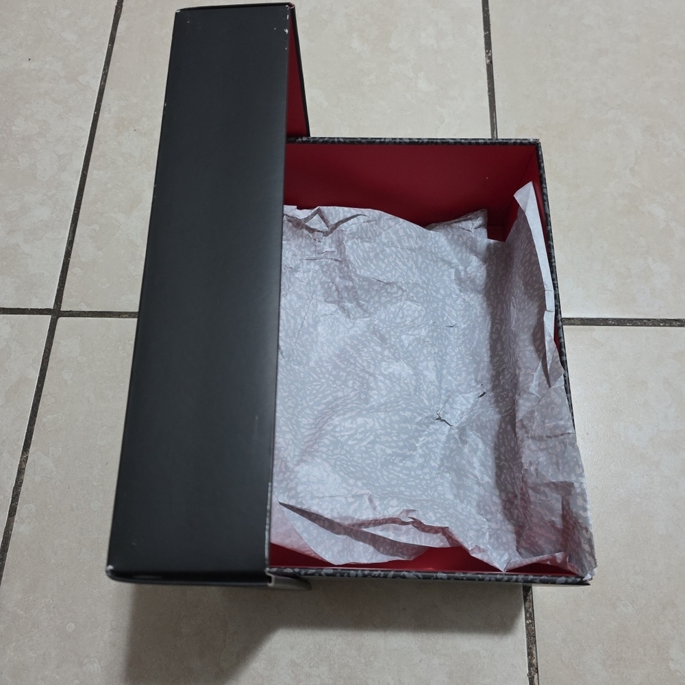 Empty Shoe Box - Picture 6 of 7